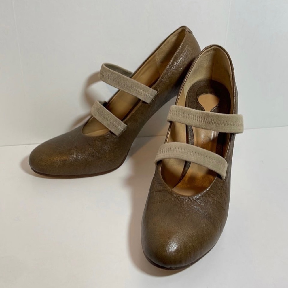 Chloe embossed leather pumps size 8 / 38-1/2 Made In Italy.